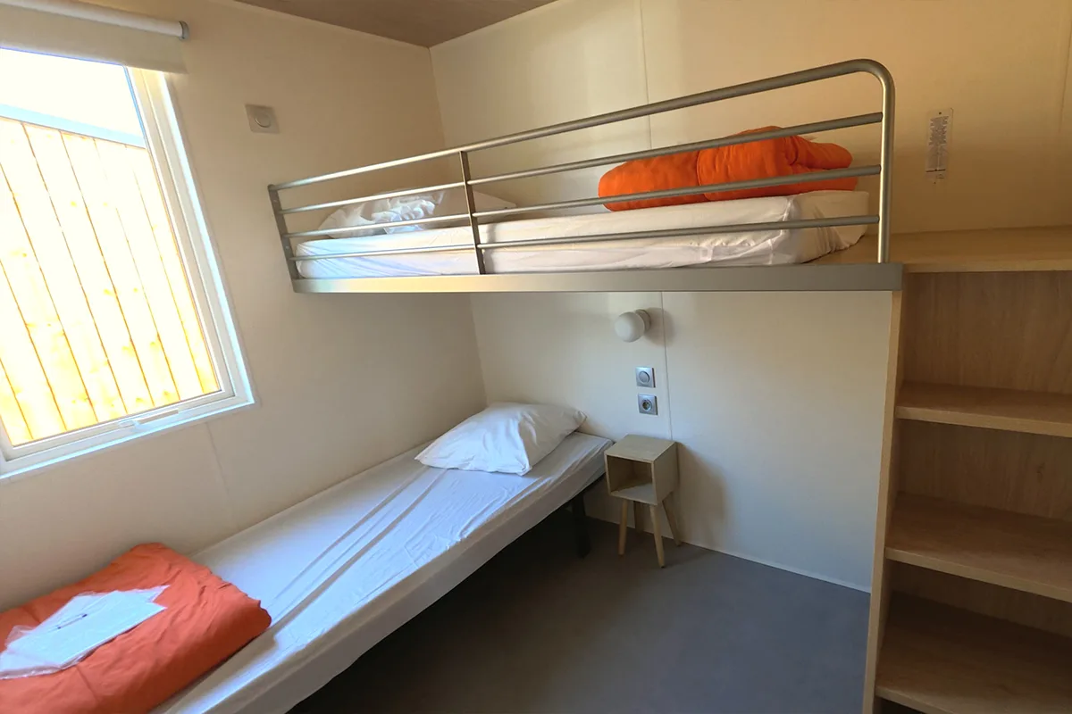 Chambre avec lit superposé et rangements du mobil-home Premium 3 chambres — Camping Domaine du Morbihan à Ambon