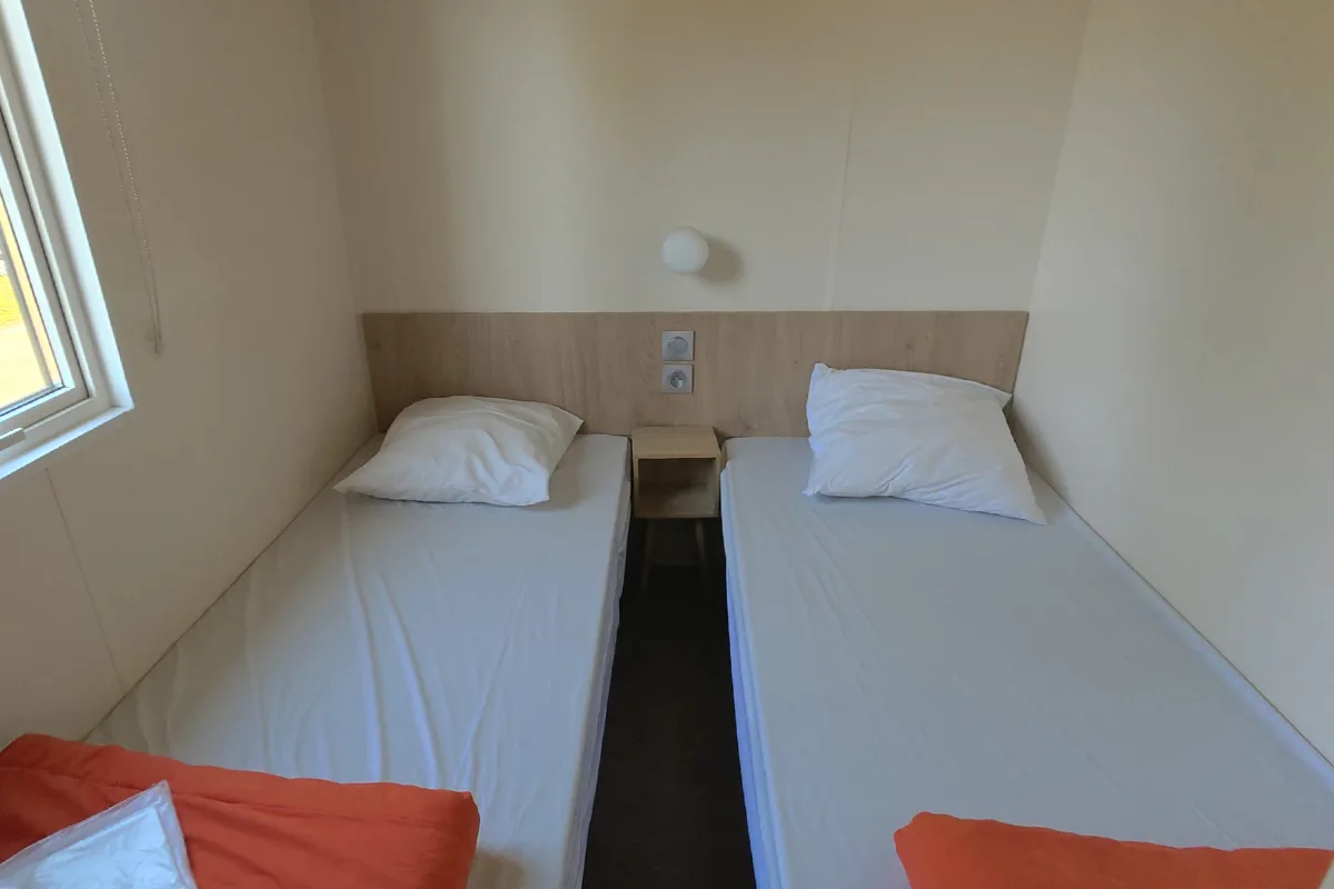 Chambre avec deux lits simples du mobil-home Premium 3 chambres — Camping Domaine du Morbihan