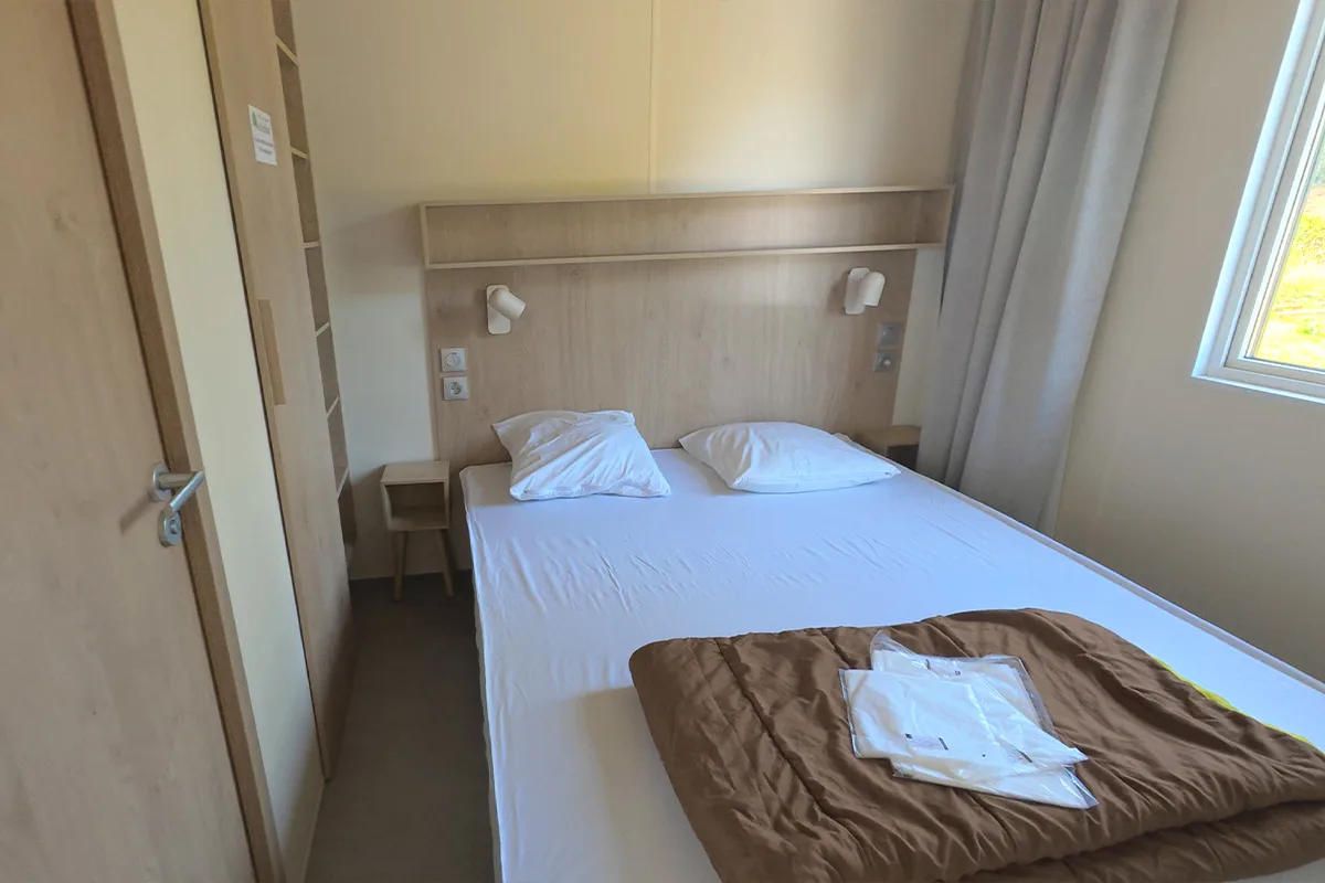 Chambre parentale avec lit double du mobil-home Premium 3 chambres — Camping Domaine du Morbihan
