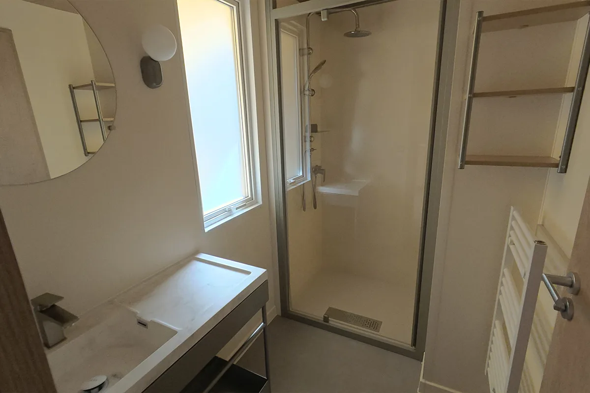 Salle d'eau avec douche et vasque du mobil-home Premium 3 chambres — Camping Domaine du Morbihan