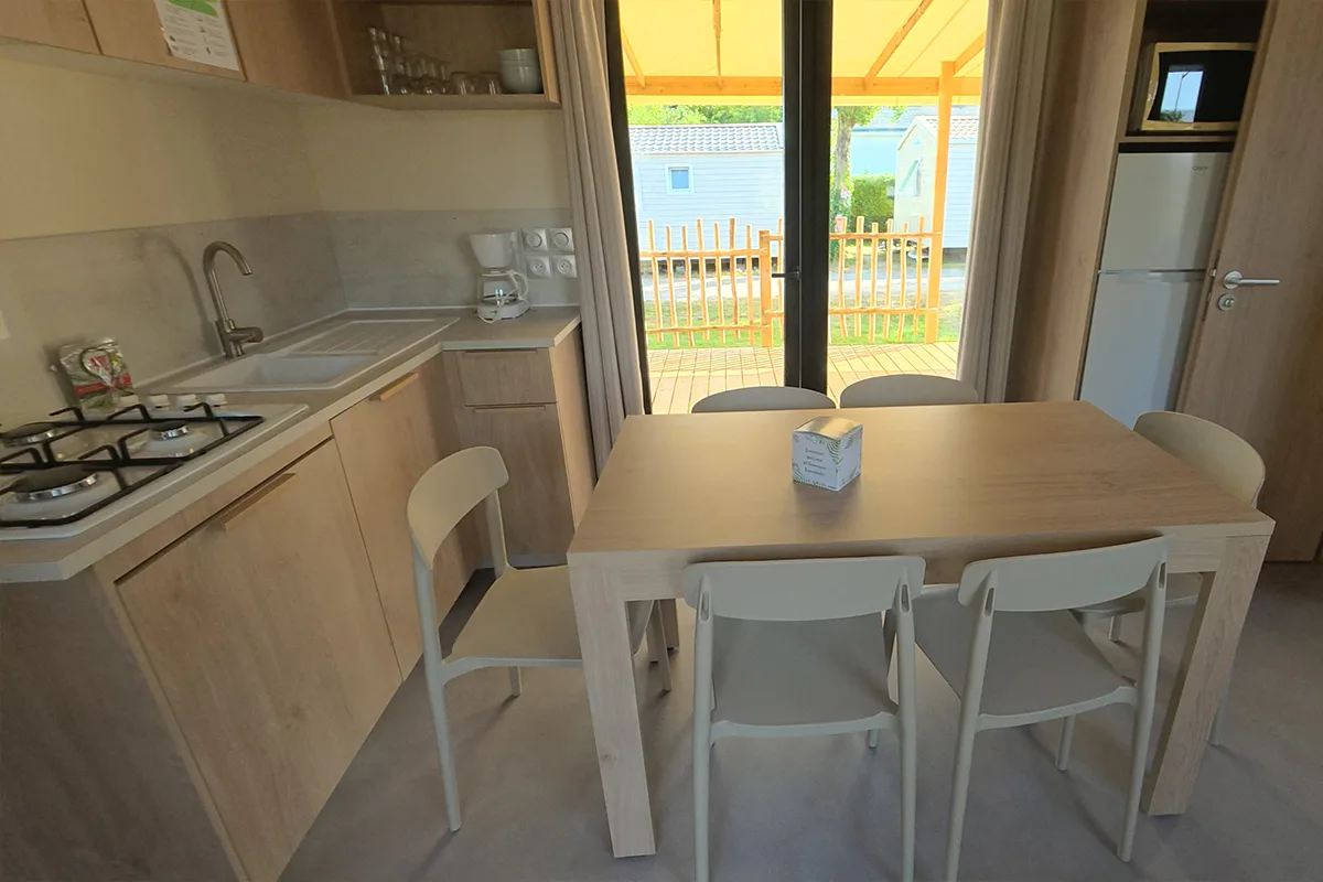 Cuisine équipée avec coin repas du mobil-home Premium 3 chambres — Camping Domaine du Morbihan