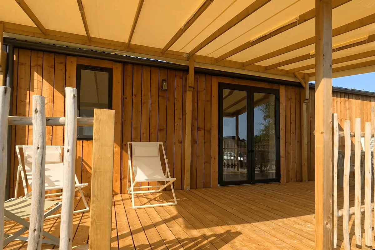 Terrasse couverte avec chiliennes du mobil-home Premium 3 chambres — Camping Domaine du Morbihan