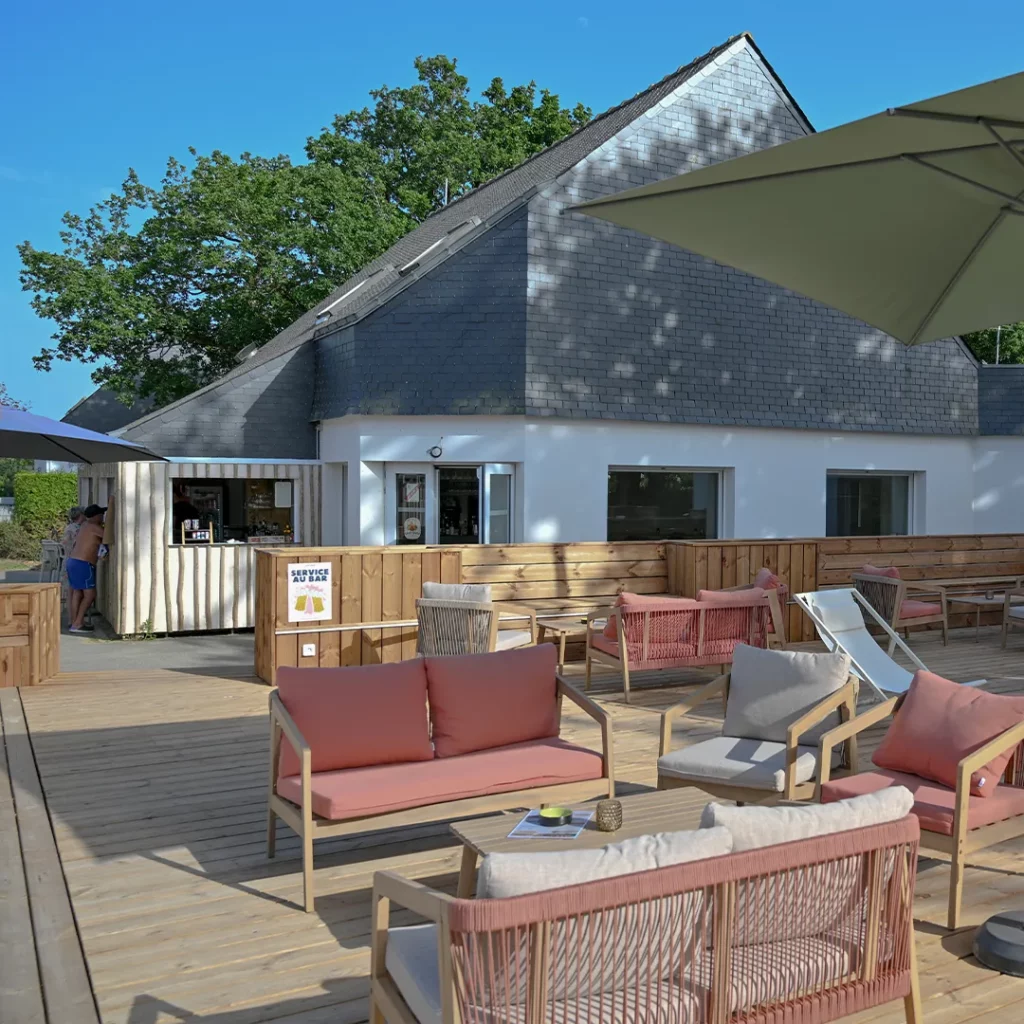 Canapés et parasols sur la terrasse du snack-bar, près des plages de Damgan