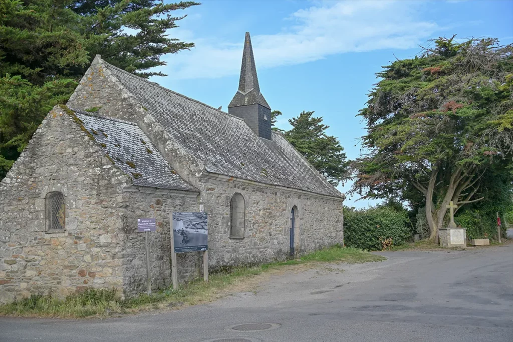 Chapelle Saint-Tugdual en pierre et sa croix, à découvrir près de Damgan
