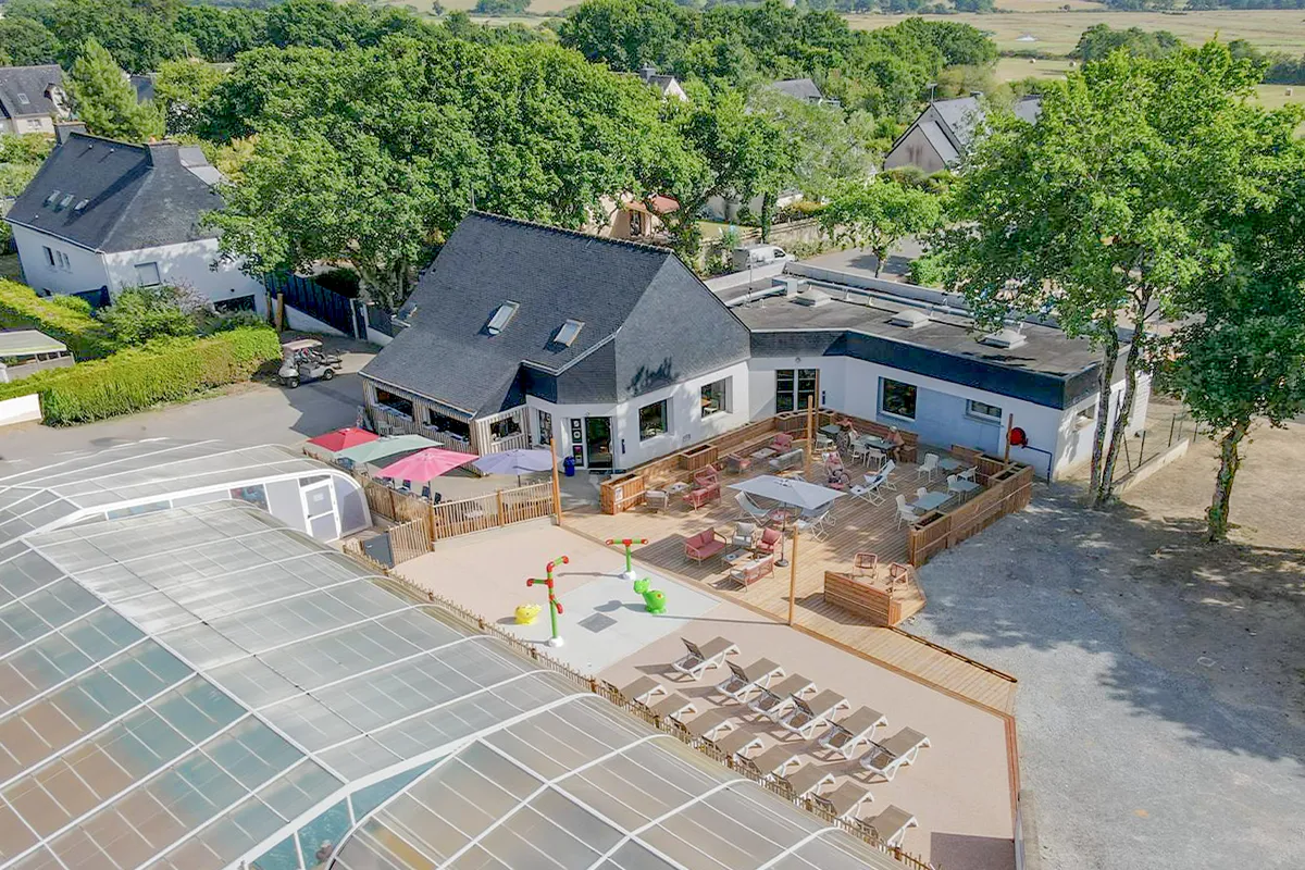 Espace aquatique couvert et terrasses du camping vus par drone, dans le Morbihan