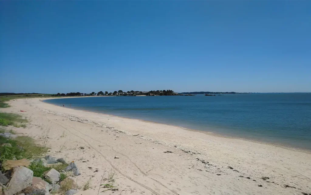 Plage de Bétahon à Ambon, à 5 km du Camping Domaine du Morbihan