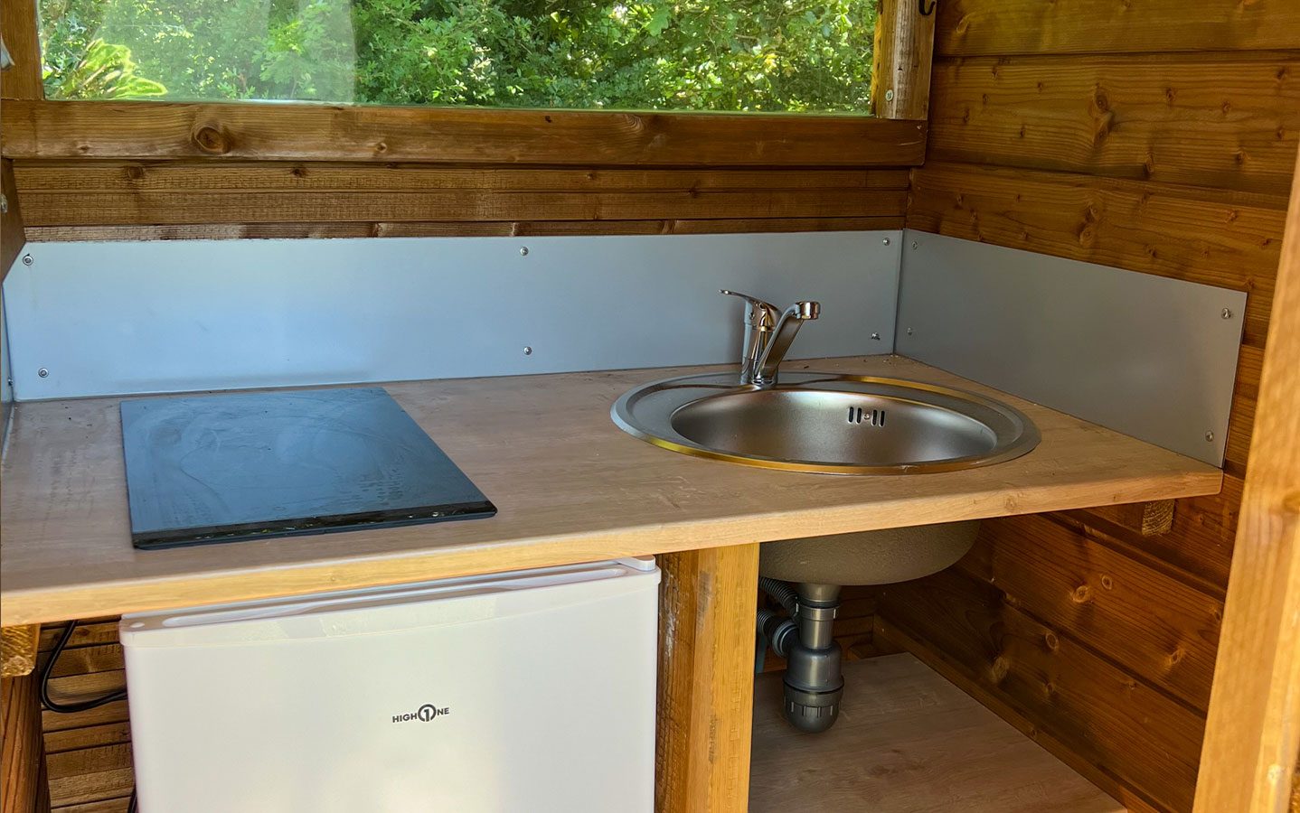 Bloc sanitaire d'un emplacement de camping dans le Morbihan
