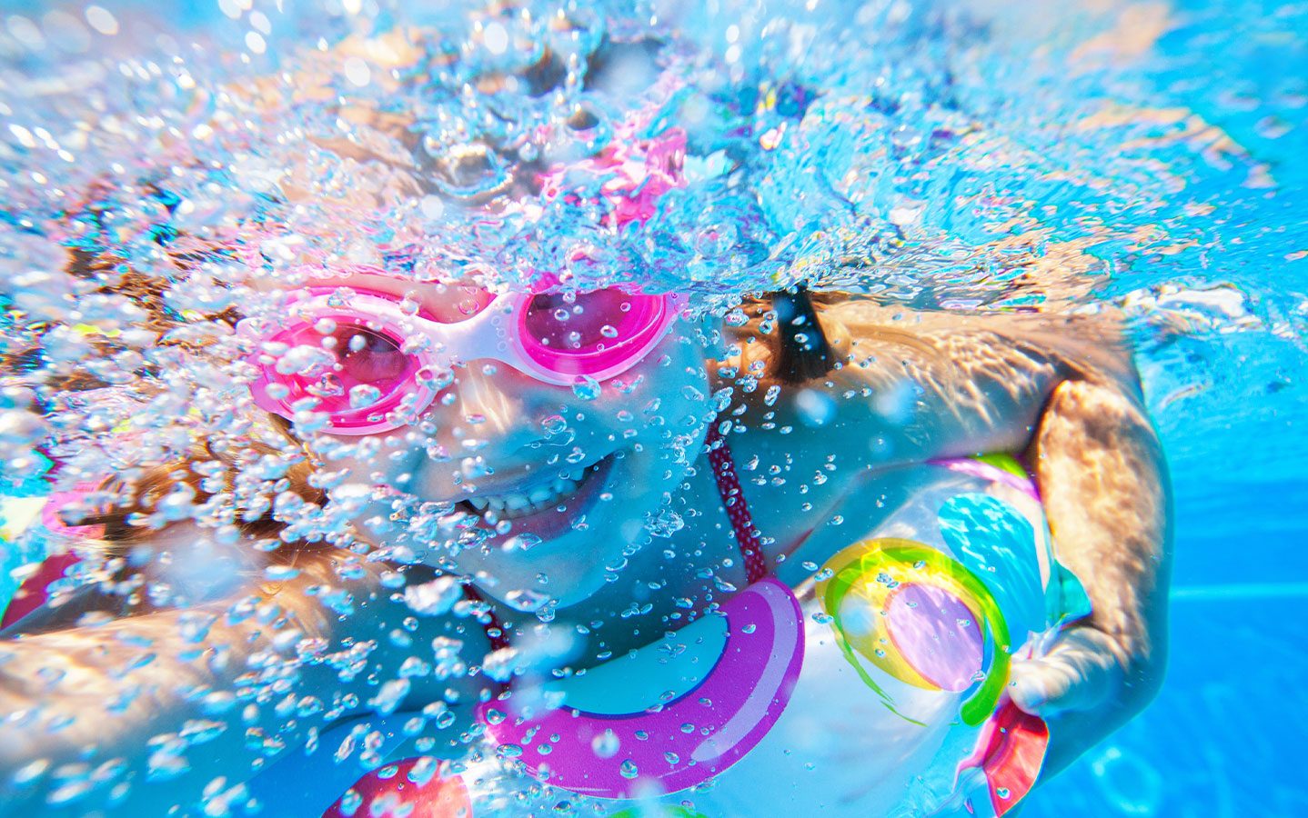 Enfant profitant de la piscine du camping